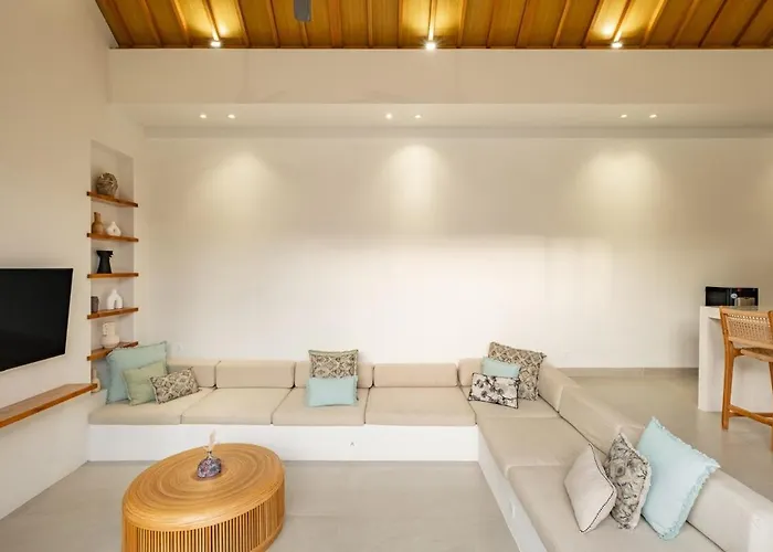 Villa Arkara - Just 10 Minutes Walk To The